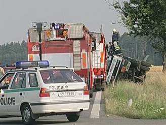 Hasii a policisté u pevrácené cisterny