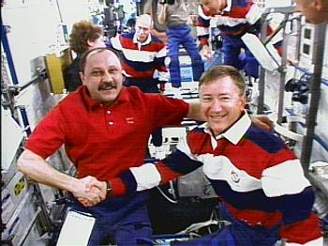 Discovery pivezl erstvé astronauty na ISS