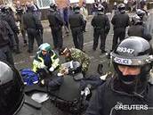 Výbuch u koly v Belfastu zranil dva policisty