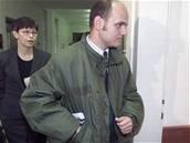 Noviná Ivan Brezina pichází k soudu