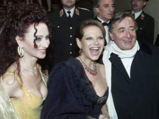 Claudia Cardinale - Italská hereka Claudia Cardinale (uprosted)  v doprovodu...
