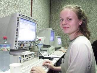 Theodora Remundová odpovídá na otázky tená pi on-line rozhovoru v Karlových Varech. 8. ervence 2002