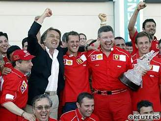 Schumacher slaví s týmem