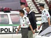 Policisté odvádjí Ivana Lexu