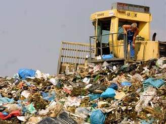 Odpad v kamionech tvoily zbytky plast i staré boty. Ilustraní foto
