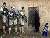 Afghánský mu sleduje vojáky