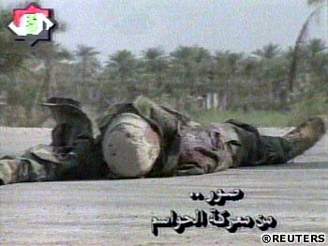 Zábr irácké televize ukazuje mrtvého Ameriana