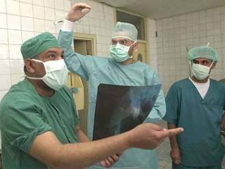 etí lékai v Iráku poprvé operovali