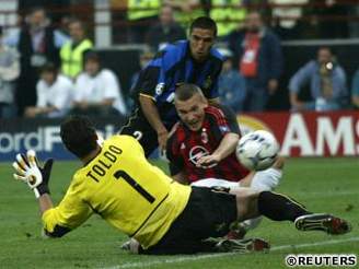 Inter Milán - AC Milán; Toldo nechytil evenkovu stelu