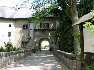 Vchod do zámku Hrubá Skála
