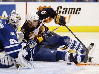 Toronto - Atlanta; Belfour - Savard