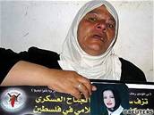 Matka palestinské sebevraedkyn ukazuje fotografii své dcery