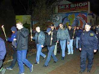 Skinheadi policistm v Kutné Hoe nadávali, ti proti nim zasáhli. Ilustraní foto.