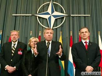 NATO vztyovalo vlajky