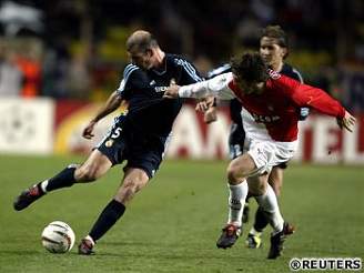 Monako - Real Madrid: Rothen (vpravo) a Zidane