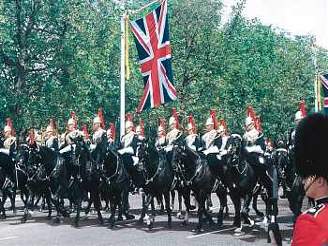 Vojenská pehlídka poblí londýnského sídla britského prince Charlese