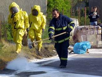 Únik chlóru likvidovali hasii v protichemických oblecích. Ilustraní foto