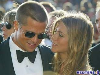 Hollywoodský pár sn Brad Pitt a Jennifer Anistonová je u minulostí. Jennifer se s tím ale nedokáe smíit.