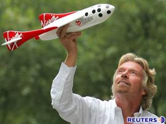 Richard Branson pedvádí model