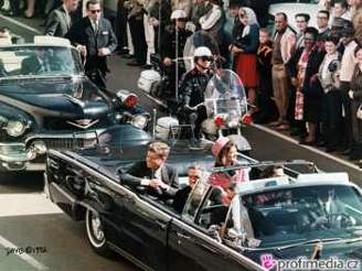Automobil s prezidentem Johnem Fitzgeraldem Kennedym projídí krátce ped atentátem Dallasem.