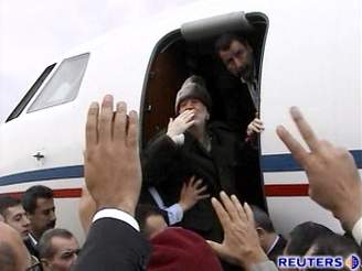 Arafat nastupuje do letadla