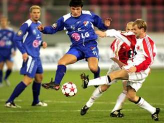 Slavia - Ostrava:    Zavadil blokuje Sedláka