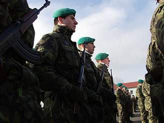 Aliance má v Kosovu tém dvacet tisíc voják, slouí v jednotkách KFOR.
