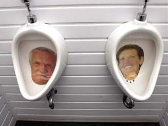 Politici na záchodech kávárny Spolek