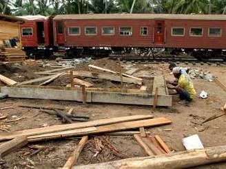Na Srí Lance vyjel první vlak po tsunami