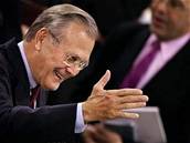 Donald Rumsfeld elí v posledních týdnech u nkolika obvinním, Prezident ho ale podporuje