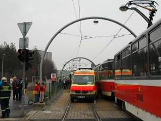 Sráka tramvaje a sanitky