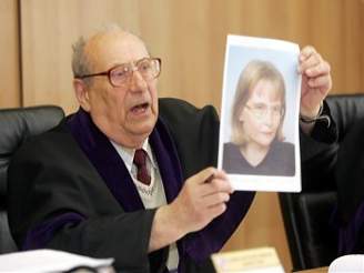 Soudce ukazuje snímek matky