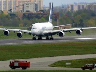 Z potíí letounu A380 (na snímku) me tit konkurenní Boeing.