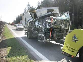 Nehoda nákladních aut zablokovala dálnici