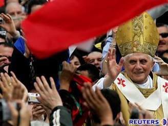 Benedikt XVI. se zdraví s vícími