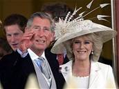 Britský korunní princ Charles s Camillou Parkerovou Bowlesovou vycházejí z...