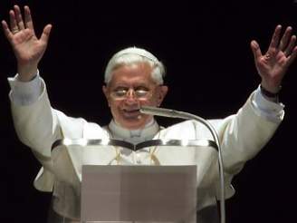 Pape Benedikt XVI. ehná ze své rezidence