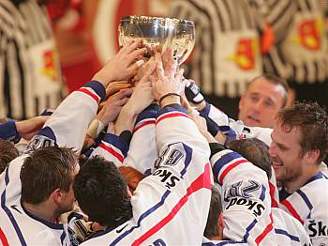 Mistrovská radost: etí hokejisté s pohárem