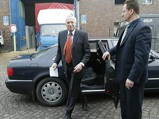 Prezident Václav Klaus vystupuje z auta