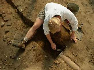 A zakreslená na stedovkých mapách, nedailo se archeologm silnici lokalizovat. A nyní. Ilustraní foto