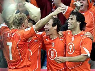 Fotbalisté Nizozemska se radují z gólu