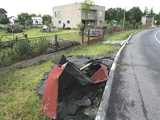 Vítr u stail zpsobit nehodu a zniit plechovou stechu. Ilustraní foto