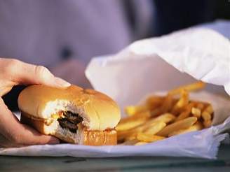 Zákaz na nezdravé jídlo z fastfood bude v Británii platit od pítího roku