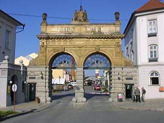 Vstupní brána - proslulý symbol pivovaru se objevuje na kadé etiket piva. Pochází z roku 1892 podle návrhu stavitele E. Klotze.