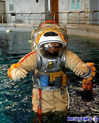 Astronaut trénuje výstup do kosmu