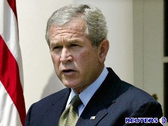 Ameriané mají víc jezdit hromadnou dopravou, míní Bush