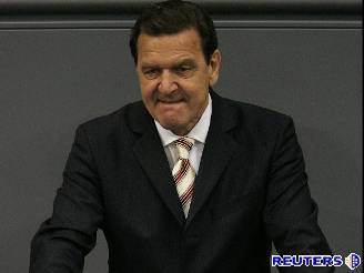 Gerhard Schröder vyvolal pedasné volby. Obhájí keslo spolkového kanclée? Ilustraní foto