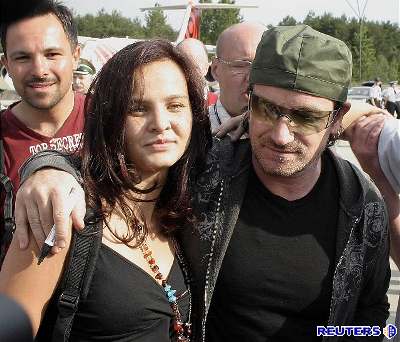 Bono Vox v Polsku - Zpvák Bono Vox s polskou fanynkou. (5. ervence 2005)