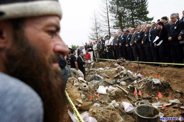 Poheb obtí masakru v Bosn