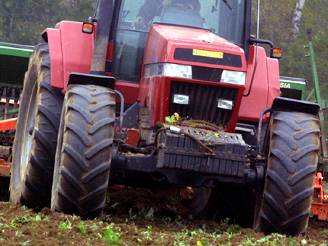 Chlapce pimákl traktor na louce. Ilustraní foto